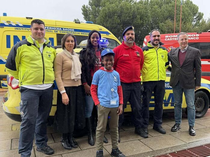 Rodrigo Pinto e a mãe, Naidilley, reúnem-se com  a equipa do INEM na Escola Básica João Roiz