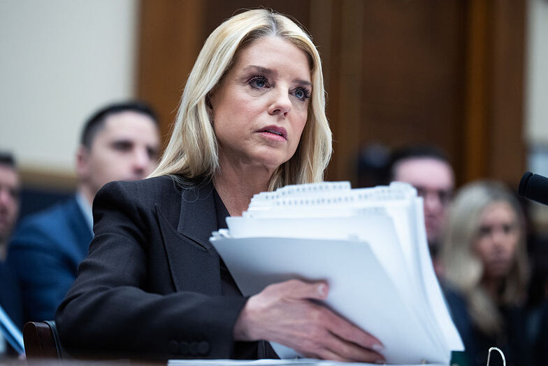 Pam Bondi, figura central no caso Epstein, guarda ficheiros secretos e levanta questões sobre abusos