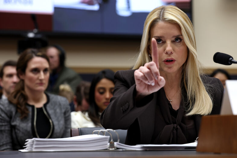 Pam Bondi, envolvida no caso de Jeffrey Epstein, levanta questões sobre segredos e proteção