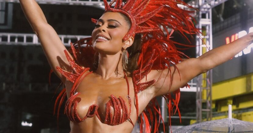 Juliana Paes brilha no Carnaval do Rio com presença eletrizante na Viradouro.
