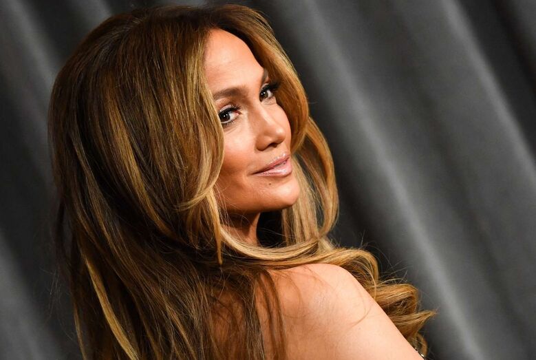 Jennifer Lopez aposta em tons quentes de mel para o cabelo