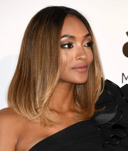 A modelo exibe a tendência "Warm Honey" em evento