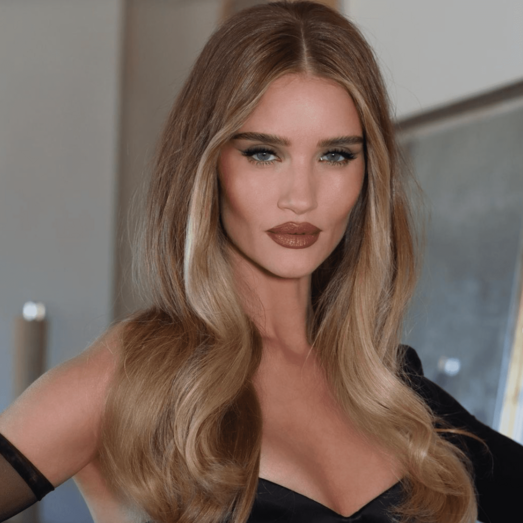 Rosie Huntington-Whiteley apresenta a nova cor de cabelo tendência, Warm Honey