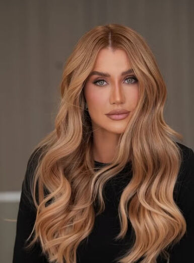 Mulher exibe cabelo "Warm Honey", tendência que substitui tons loiros frios