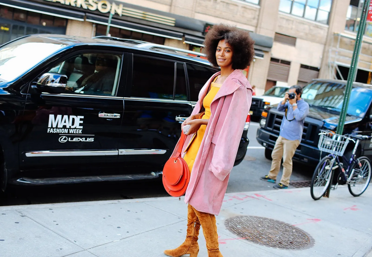 Solange Knowles marca presença na Semana de Moda de Nova Iorque com um visual vibrante