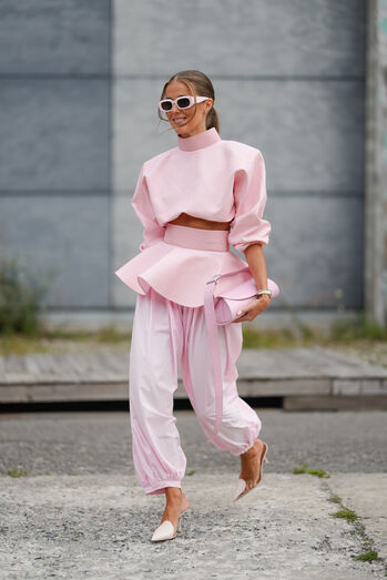 Moda primaveril: visual rosa em destaque, com acessórios e óculos a condizer