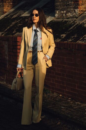 Moda de primavera: fato bege, camisa e gravata para um visual elegante