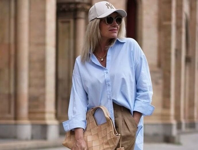 Tendências de primavera: mulher com camisa azul, calças e boné dos Yankees