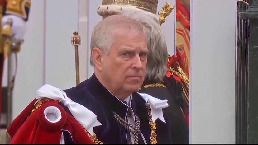 Escândalo Epstein levanta dúvidas sobre a sucessão ao trono britânico. Pode o ex-príncipe André perder o lugar? 