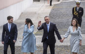 António José Seguro toma posse com a família, vestidos em tons de azul