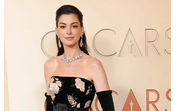 Anne Hathaway em Valentino
