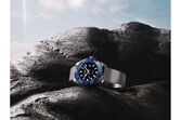 Relógio Longines HydroConquest com bracelete de metal e aro azul.
