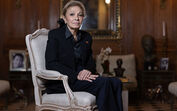 Farah Diba, ex-imperatriz do Irão, exilada em Paris, mantém viva a história e cultura do seu país