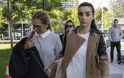 Luíza Abreu com a mãe Maria Ludovina Abreu à chegada ao tribunal