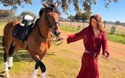 Rita Pereira festeja aniversário no Alentejo com cavalos e natureza.
