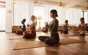 Aula de pilates para mulheres de 50 anos promove bem-estar e exercício físico em casa.
