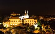 Palácio de Sintra ilumina a noite para uma ocasião especial