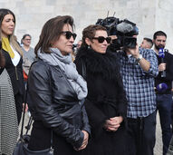 A viúva, Cristina Ferreira de Almeida, ao lado das três filhas de Lobo Antunes