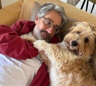 Nuno Markl em recuperação com o seu cão, após noite no hospital