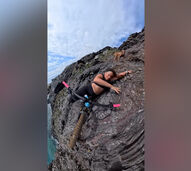 Ciclista grava própria queda de bicicleta à beira de um penhasco 