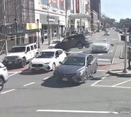 Carro descontrolado embate contra andaimes em movimentada rua de Nova Iorque