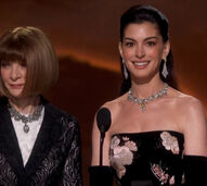 “O que acha do meu vestido?”: Anne Hathaway e Anna Wintour arrancam gargalhadas na cerimónia dos Óscares