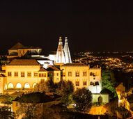 Palácio de Sintra ilumina a noite para uma ocasião especial