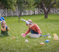 Caça aos ovos da Páscoa com crianças em espaço exterior