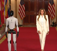 Robô humanoide surpreende em evento com Melania Trump
