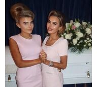 Sophie-May com a filha mais nova, Precious-Belle, em frente ao caixão de Princess