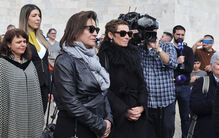 A viúva, Cristina Ferreira de Almeida, ao lado das três filhas de Lobo Antunes