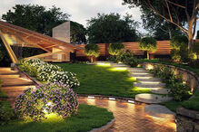 Jardim com iluminação e espaços verdes para desfrutar da primavera