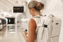 Mochila de cabine prática para evitar taxas de bagagem inesperadas no avião