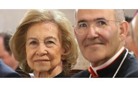 Rainha emérita Sofia volta a sorrir ao lado do Cardeal José Tolentino de Mendonça depois da morte da irmã, Irene, de quem era inseparável