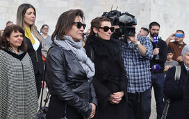 União e amor até ao fim. Viúva de António Lobo Antunes ao lado das filhas no último e emotivo adeus ao escritor