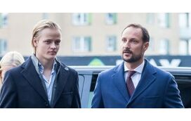 Como o príncipe Haakon da Noruega reagiu quando soube das graves acusações contra o filho da mulher, a princesa Mette-Marit