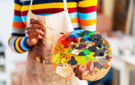 Criar como terapia: tricot, pintura, barro e as artes que nos conectam com a essência