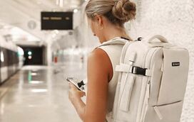 A mochila de cabine prática e espaçosa que pode levar gratuitamente no avião