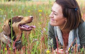 Fátima Lopes e o seu cão, Brownie, brilham juntos em nova campanha publicitárias... e já estão a derreter os fãs!