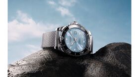 Relógio Longines Hydroconquest com bracelete de metal e mostrador azul claro