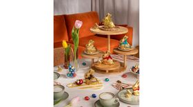 Mesa festiva com chocolates em forma de coelho e tulipas para celebrar a Páscoa