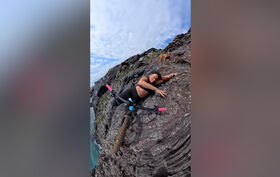 Ciclista grava própria queda de bicicleta à beira de um penhasco 