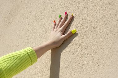 Cores vibrantes nas unhas ditam tendências da primavera.
