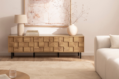 Dicas para um lar confortável: livros, velas e móveis de madeira criam um ambiente acolhedor