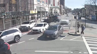 Carro descontrolado embate contra andaimes em movimentada rua de Nova Iorque