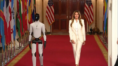 Robô humanoide surpreende em evento com Melania Trump