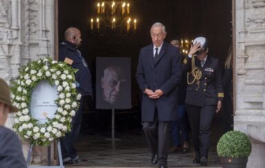 As primeiras imagens: lágrimas e homenagens no velório de António Lobo Antunes, com a presença de Marcelo Rebelo de Sousa