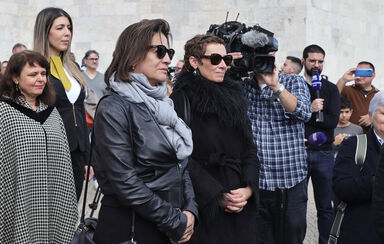 A viúva, Cristina Ferreira de Almeida, ao lado das três filhas de Lobo Antunes