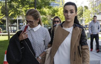 Luíza Abreu com a mãe Maria Ludovina Abreu à chegada ao tribunal