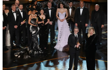  Paul Thomas Anderson e produtora Sara Murphy quando receberem o Óscar de Melhor Filme para 'Batalha Atrás de Batalha'